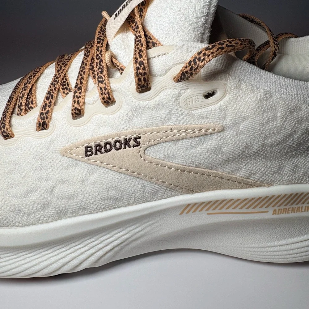 Brand New In Box Brooks Adrenaline GTS 25 Womens Size 7 Cream and Tan Accents - Picture 4 of 15